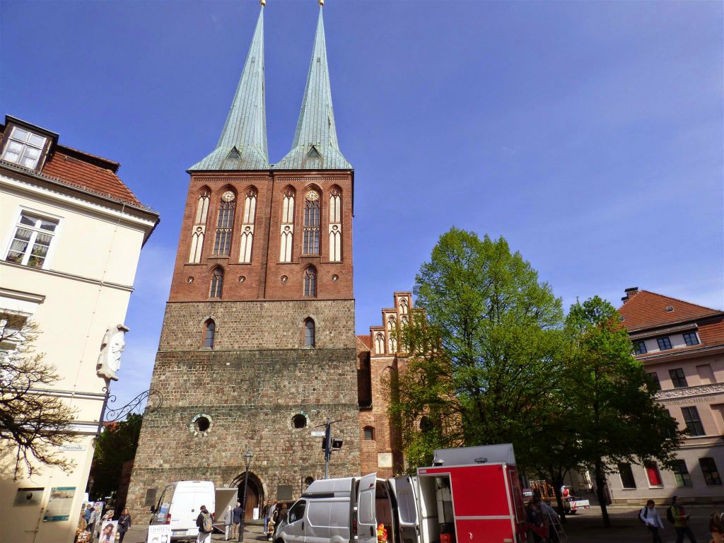 BERLIJN - de Nikolaikirche, de oudste kerk van het historische Berlijn