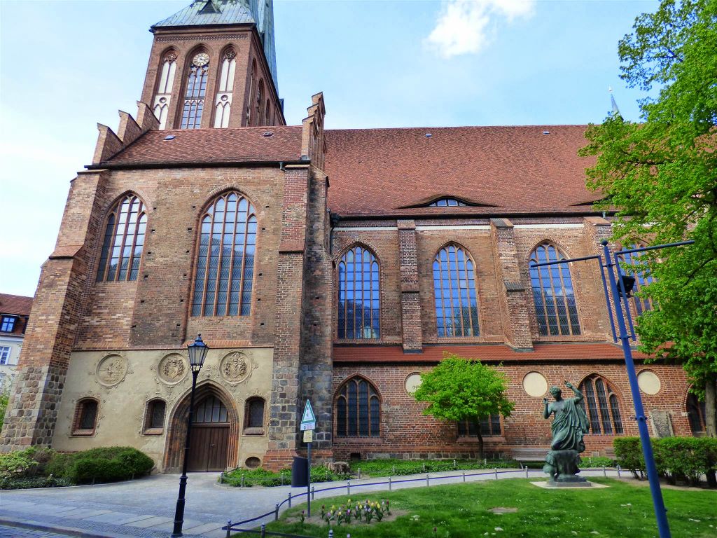 BERLIJN - de Nikolaikirche, de oudste kerk van het historische Berlijn
