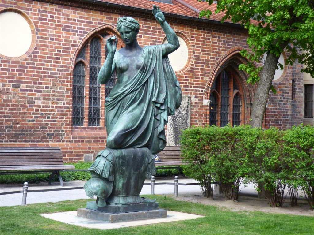 BERLIJN - een bronzen standbeeld "Klio", de muze van de geschiedenis bij de Nikolaikirche