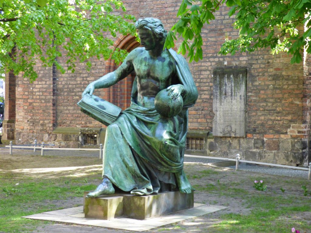 BERLIJN - een bronzen standbeeld "de allegorie van de wetenschap", bij de Nikolaikirche