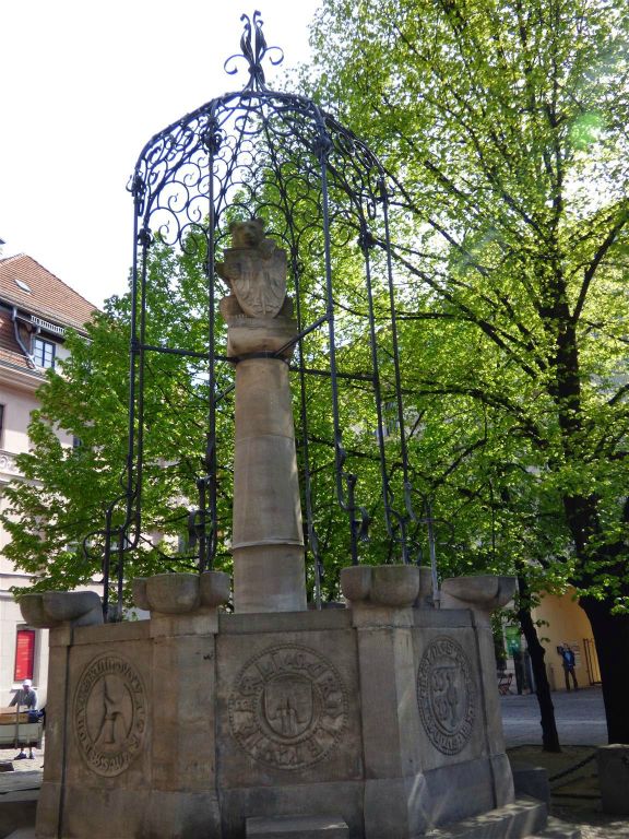 BERLIJN - een beeld van een beer bij de Nikolaikirche, de beer is het wapen van Berlijn