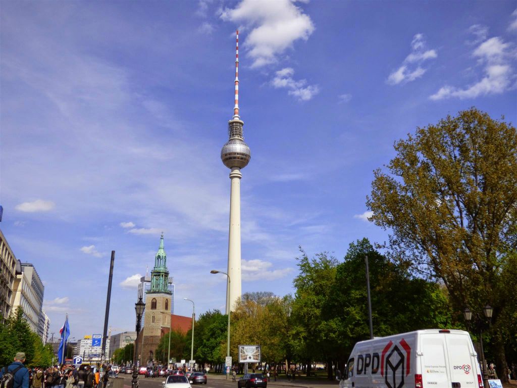 BERLIJN - uitzicht vanaf straat op de Marienkirche en de Fernsehturm