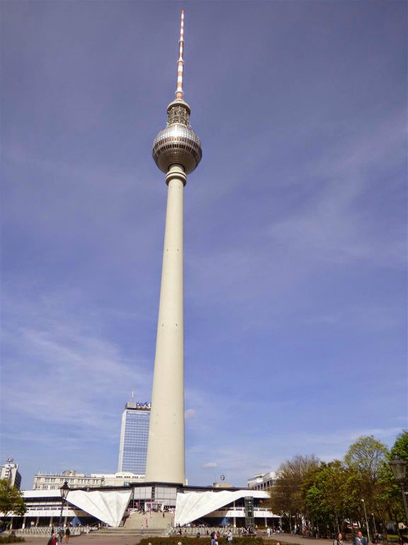 BERLIJN - de Fernsehturm, een televisietoren die in totaal 368 meter hoog is