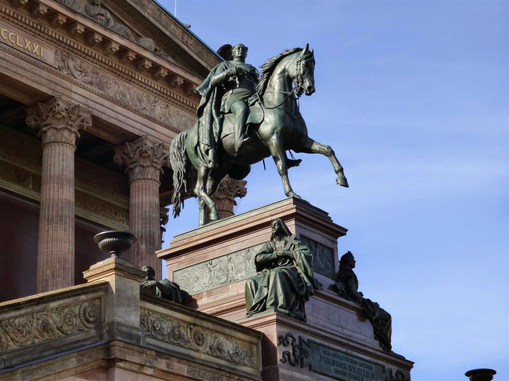 BERLIJN - een standbeeld van koning Friedrich Wilhelm IV bij de Alte Nationalgalerie