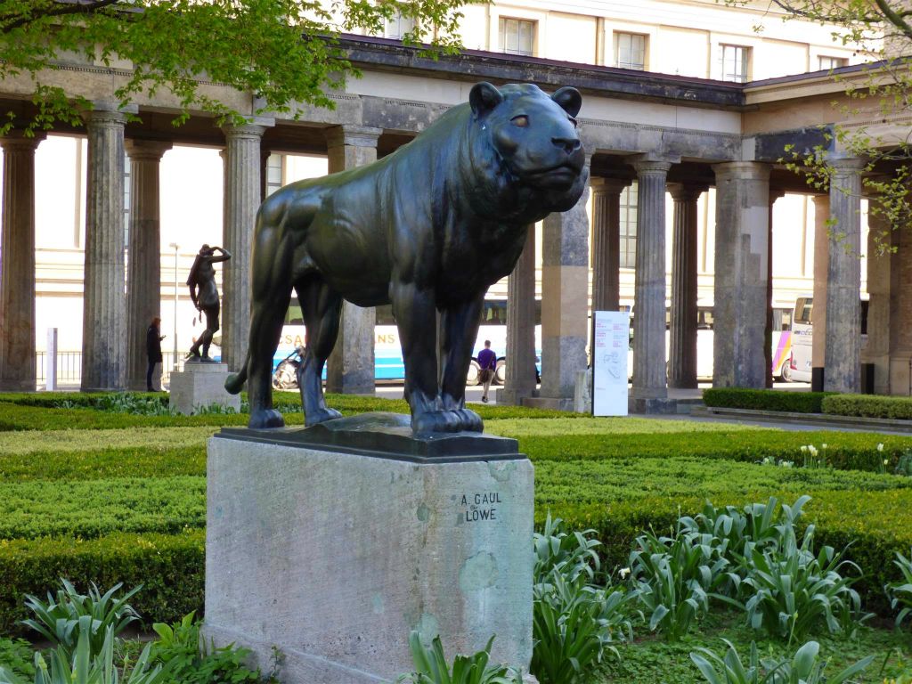 BERLIJN - een standbeeld gemaakt door August Gaul in 1904 bij de Alte Nationalgalerie