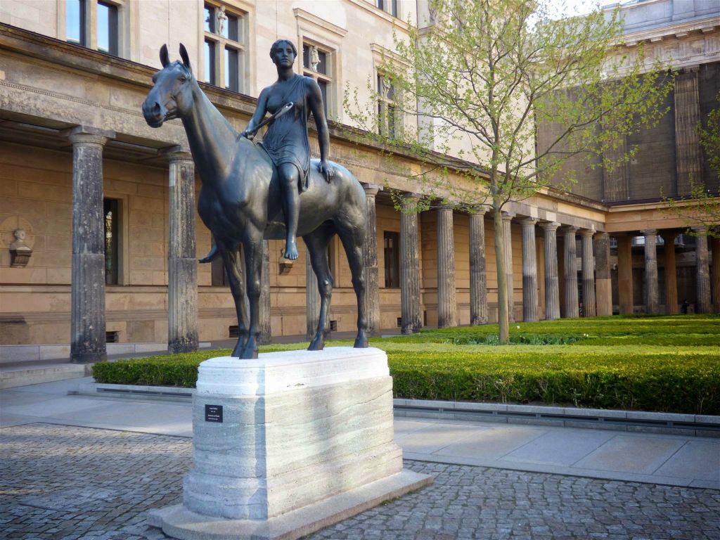 BERLIJN - het bronzen standbeeld "Amazone zu Pferde" gemaakt door Louis Tuaillon in 1895 bij de Alte Nationalgalerie