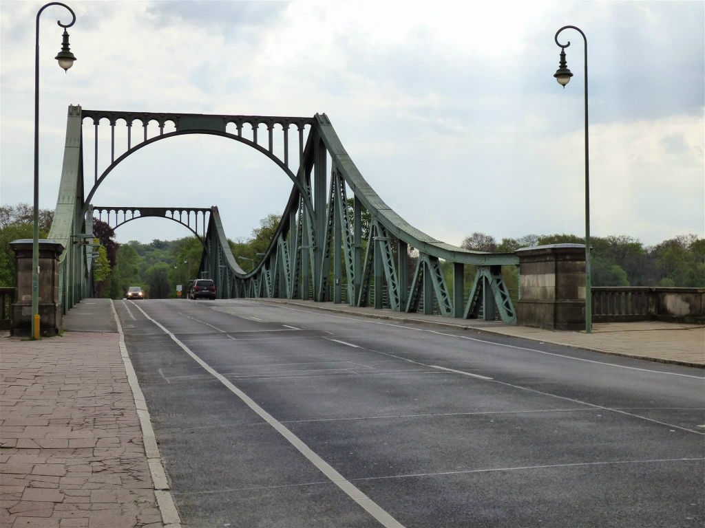 POTSDAM - de Glienicker Brücke, ook wel de 'spionnenbrug' genoemd, een brug over de zuidelijke arm van de Havel tussen Potsdam en Berlijn