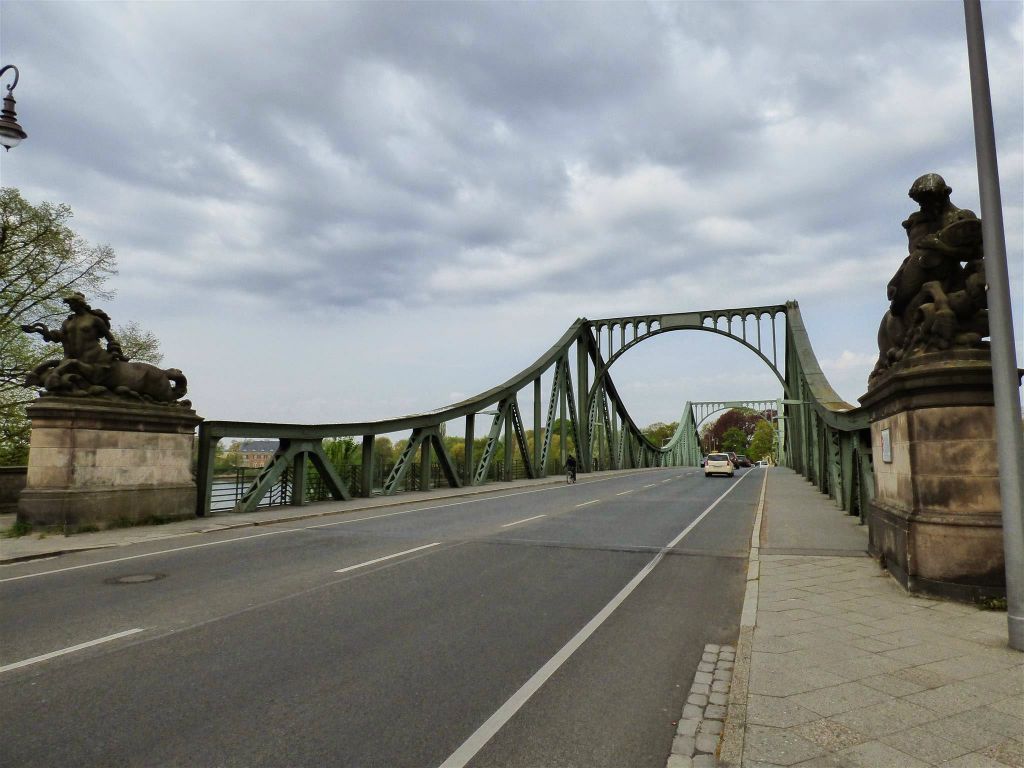 POTSDAM - de Glienicker Brücke, ook wel de 'spionnenbrug' genoemd, een brug over de zuidelijke arm van de Havel tussen Potsdam en Berlijn