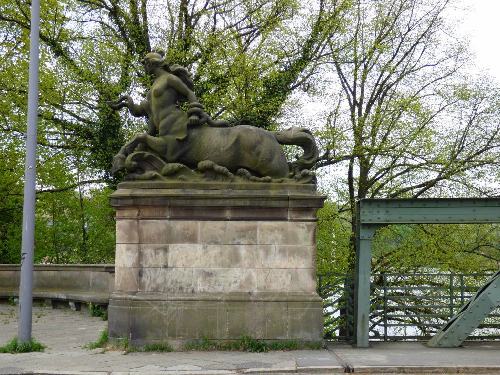 POTSDAM - een beeld van de Glienicker Brücke, ook wel de 'spionnenbrug' genoemd, een brug over de zuidelijke arm van de Havel tussen Potsdam en Berlijn