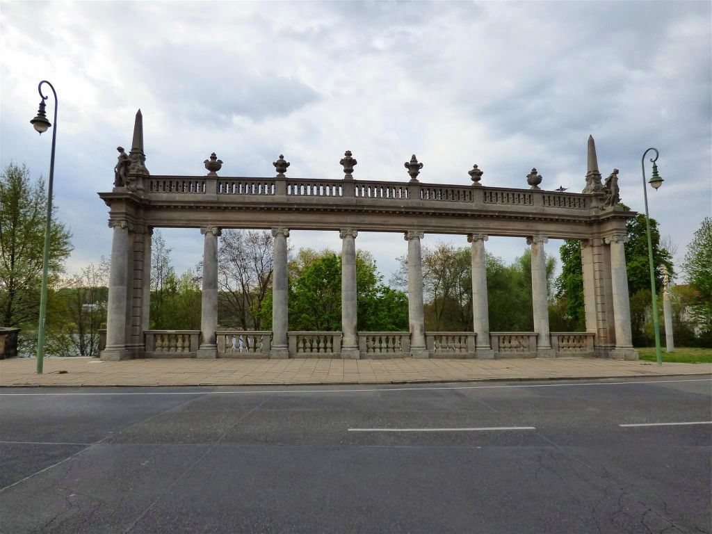 POTSDAM - enkele historische zuilen van de Glienicker Brücke, ook wel de 'spionnenbrug' genoemd, een brug over de zuidelijke arm van de Havel tussen Potsdam en Berlijn