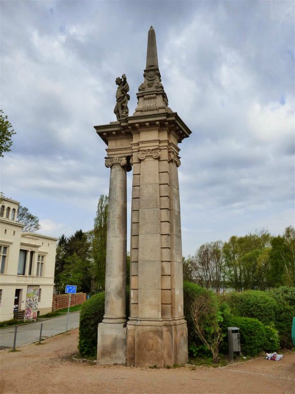 POTSDAM - een historische zuil van de Glienicker Brücke, ook wel de 'spionnenbrug' genoemd, een brug over de zuidelijke arm van de Havel tussen Potsdam en Berlijn