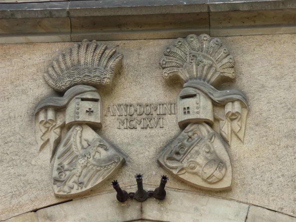 POTSDAM - wapenschilden boven de hoofdingang van het paleis Cecilienhof, een paleis uit 1917 die gebouwd is voor de laatste Duitse kroonprins Wilhelm van Pruisen en zijn echtgenote Cecilie