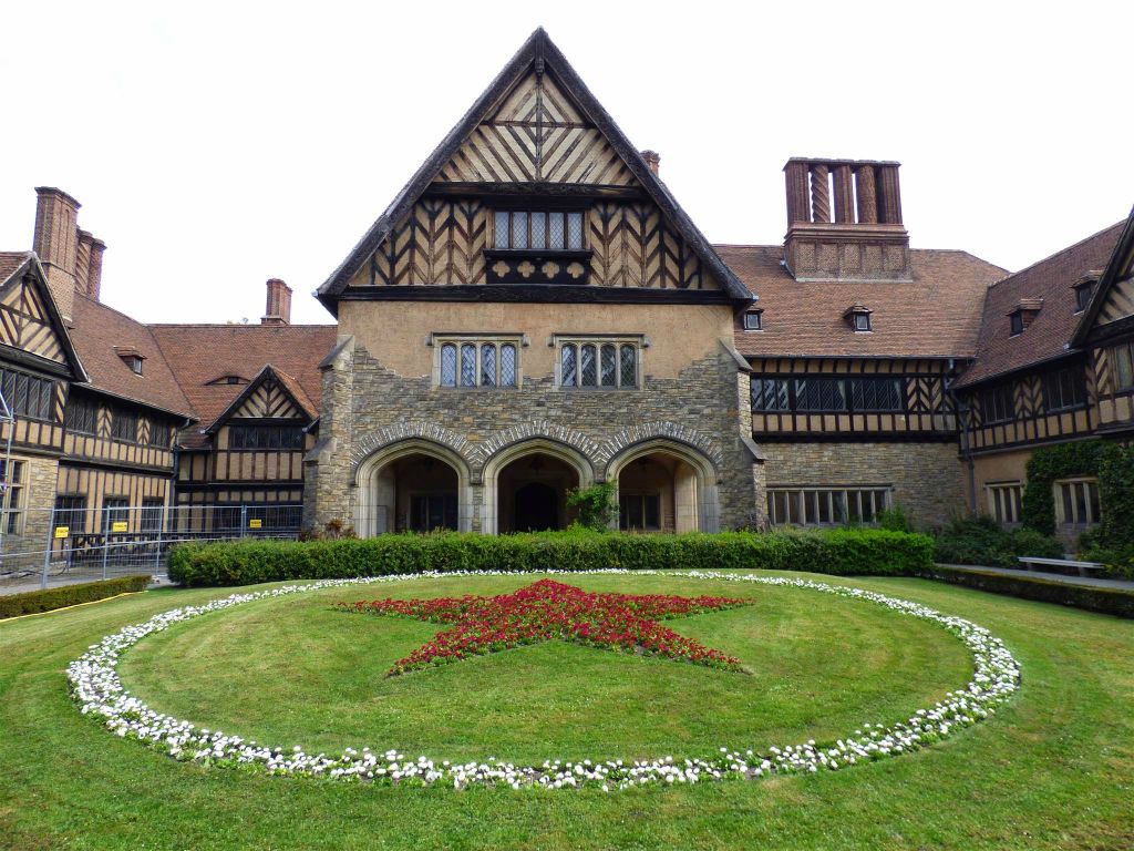 POTSDAM - de binnenplaats van het paleis Cecilienhof met de Sovjet-rode ster op de voorgrond