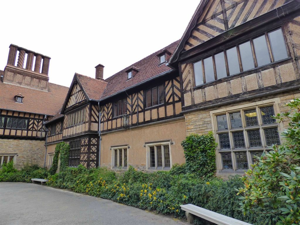 POTSDAM - de binnenplaats van het paleis Cecilienhof, een paleis uit 1917 die gebouwd is voor de laatste Duitse kroonprins Wilhelm van Pruisen en zijn echtgenote Cecilie