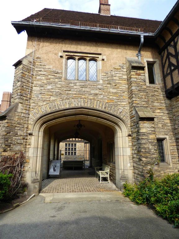 POTSDAM - de binnenplaats van het paleis Cecilienhof, een paleis uit 1917 die gebouwd is voor de laatste Duitse kroonprins Wilhelm van Pruisen en zijn echtgenote Cecilie