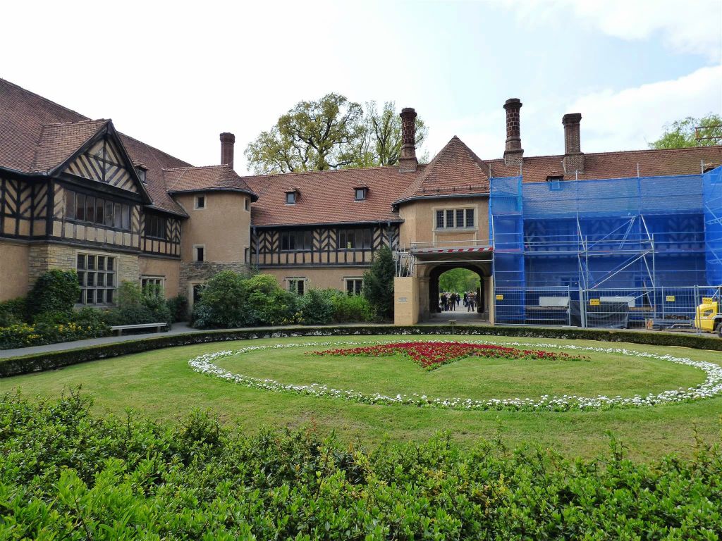 POTSDAM - de binnenplaats van het paleis Cecilienhof met met de Sovjet-rode ster op de voorgrond