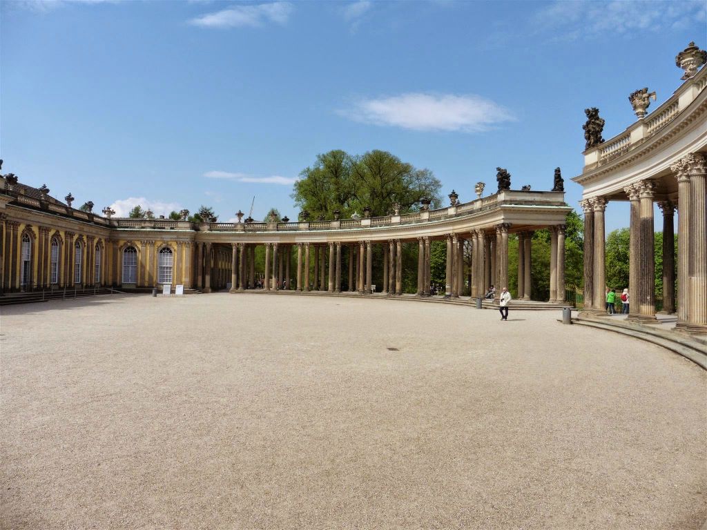 POTSDAM - enkele Korinthische zuilen van het paleis Sanssouci, een paleis uit 1747 die gebouwd is voor de Pruisische koning Frederik de Grote