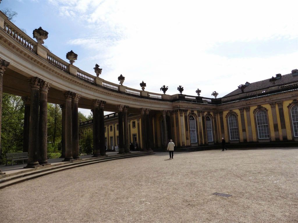 POTSDAM - enkele Korinthische zuilen van het paleis Sanssouci, een paleis uit 1747 die gebouwd is voor de Pruisische koning Frederik de Grote