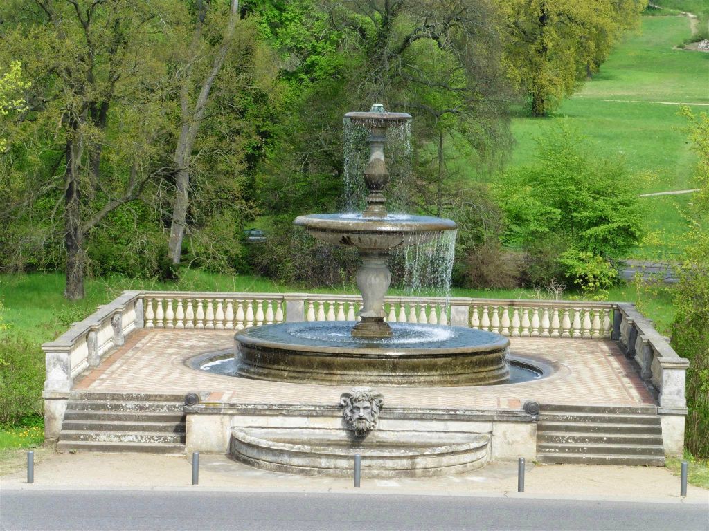 POTSDAM - een fontein bij het paleis Sanssouci, een paleis uit 1747 die gebouwd is voor de Pruisische koning Frederik de Grote