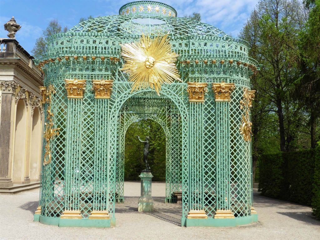 POTSDAM - een prieel bij het paleis Sanssouci, een paleis uit 1747 die gebouwd is voor de Pruisische koning Frederik de Grote