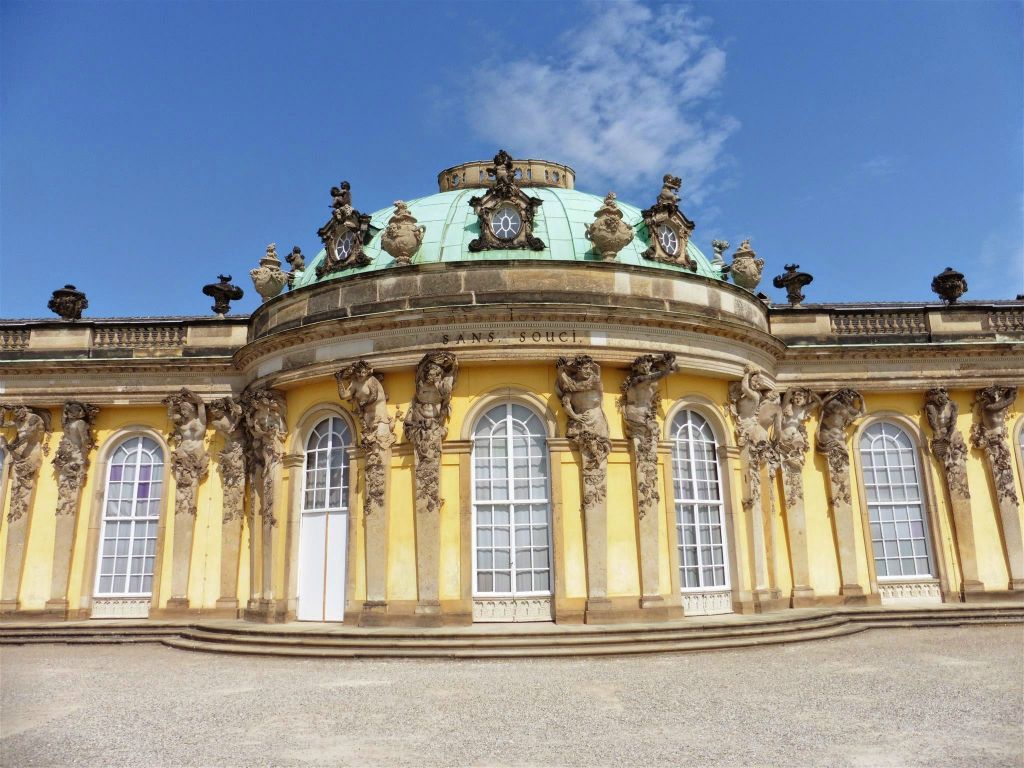POTSDAM - het paleis Sanssouci, een paleis uit 1747 die gebouwd is voor de Pruisische koning Frederik de Grote