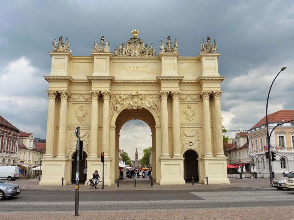 POTSDAM - de stadspoort Brandenburger Tor uit 1770