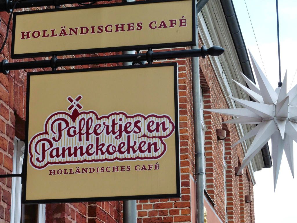 POTSDAM - een bord van een Hollands cafe in de wijk Holländisches Viertel