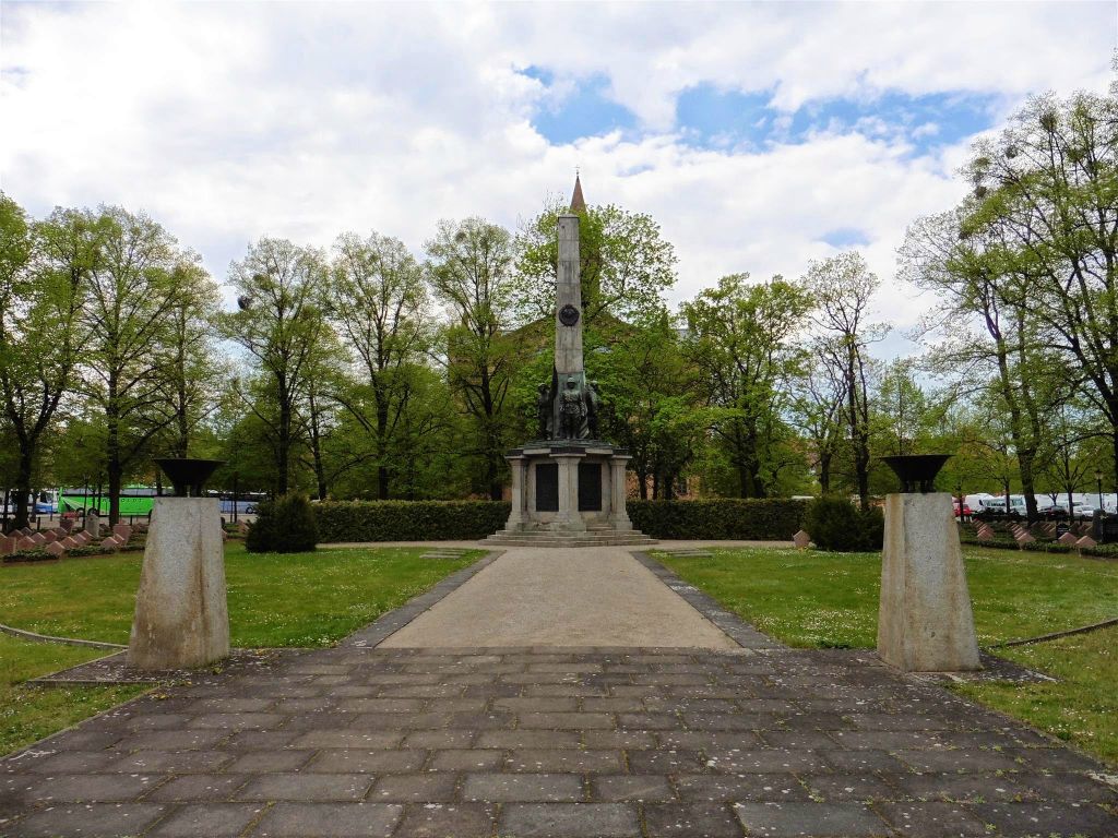 POTSDAM - de Sovjet militaire begraafplaats Bassinplatz