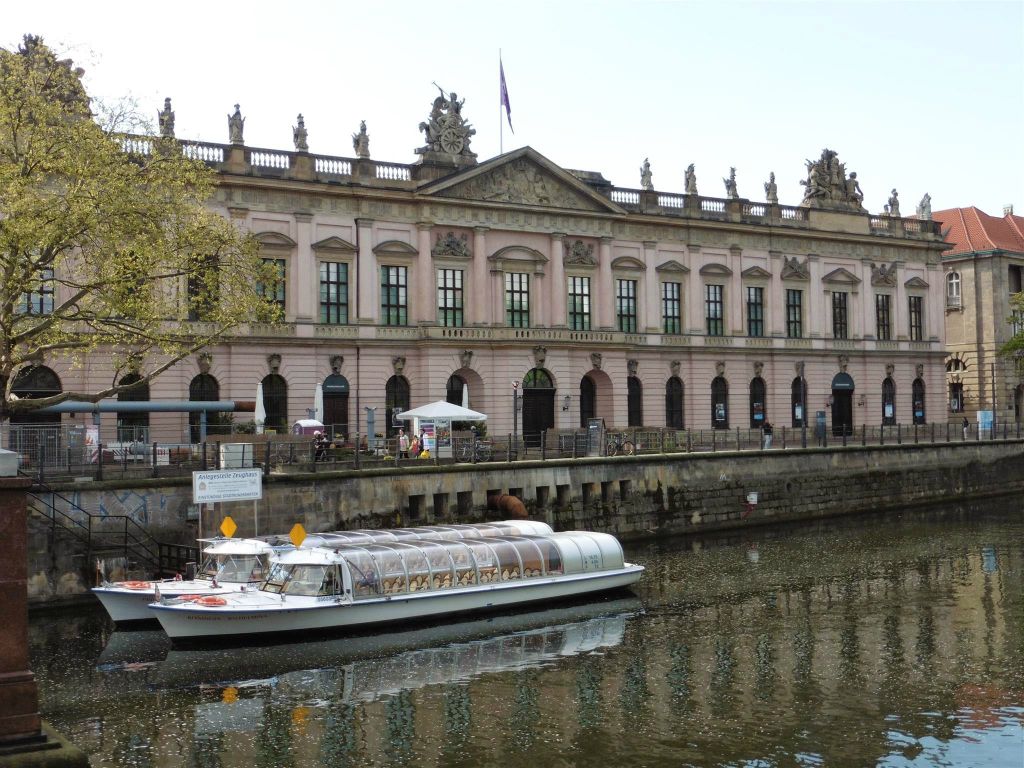 BERLIJN - het Zeughaus, het oudste gebouw van de straat Unter den Linden waar tegenwoordig het Deutsches Historisches Museum gevestigd is