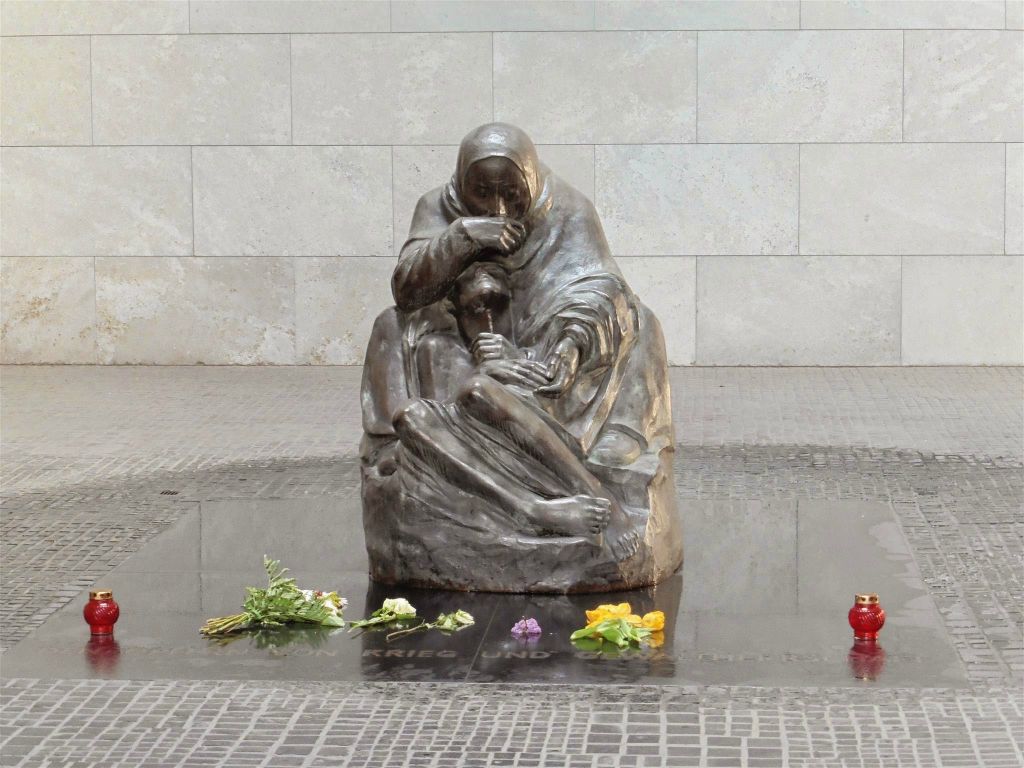 BERLIJN - het standbeeld van Käthe Kollwitz in de Neue Wache