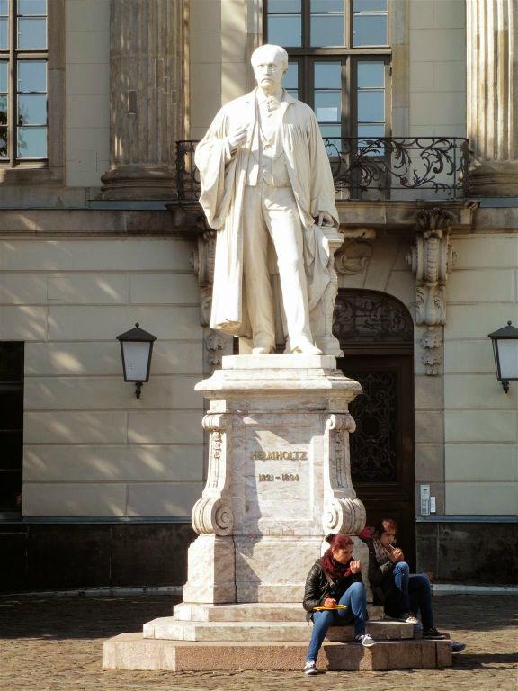BERLIJN - een standbeeld van Hermann von Helmholtz, een Duitse medicus en natuurkundige (1821-1894), bij het hoofdgebouw van de Humboldtuniversiteit