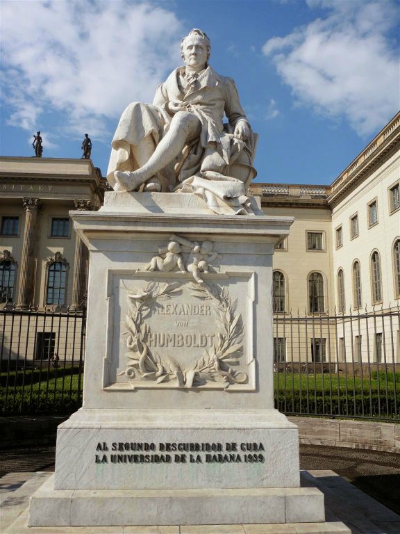 BERLIJN - een standbeeld van Alexander von Humboldt voor het hoofdgebouw van de Humboldtuniversiteit
