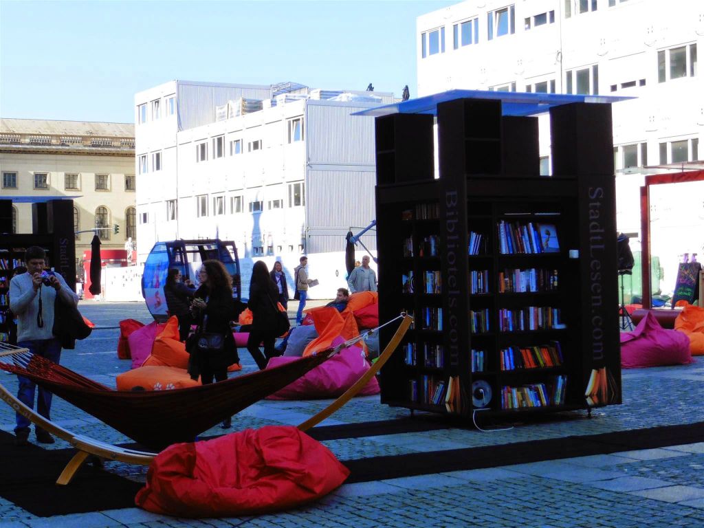 BERLIJN - het evenement "StadtLesen" op de Bebelplatz, het plein dat beroemd werd door de boekverbranding in 1933