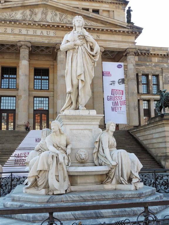 BERLIJN - een witmarmeren standbeeld van Friedrich Schiller uit 1869 voor het Konzerthaus Berlin