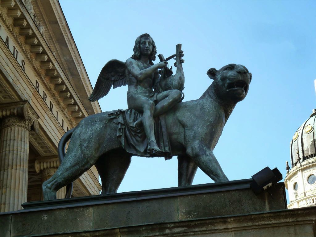 BERLIJN - een bronzen beeld van beeldhouwer Christian Friedrich Tieck bij de hoofdingang van het Konzerthaus Berlin