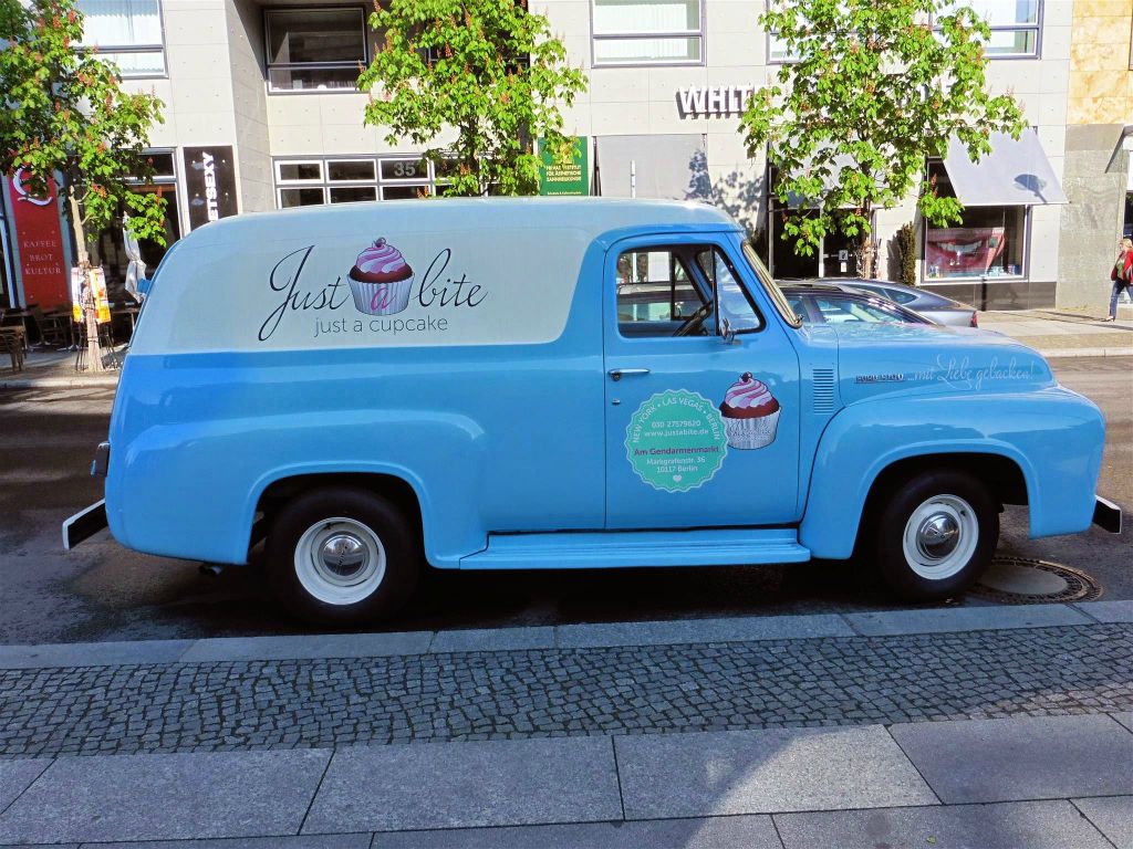 BERLIJN - een Ford F100 uit 1956