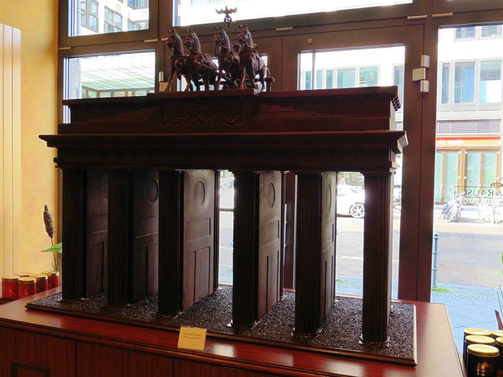BERLIJN - de Brandenburger Tor van chocolade bij de grootste chocolade winkel van de wereld Fassbender & Rausch