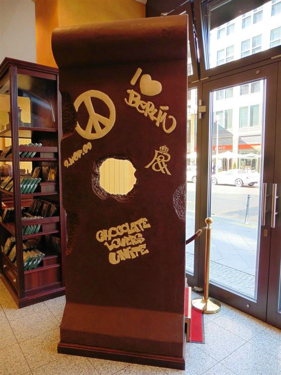 BERLIJN - de Berlijnse muur van chocolade bij de grootste chocolade winkel van de wereld Fassbender & Rausch