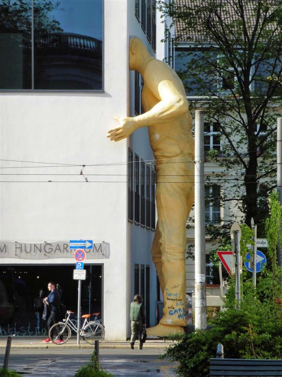 BERLIJN - een beeld bij Collegium Hungaricum, een Hongaars cultureel centrum voor kunst, wetenschap, technologie en lifestyle