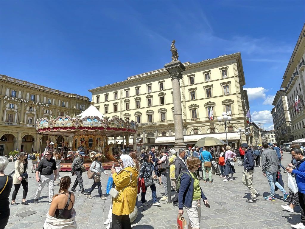 FLORENCE - de Antica Giostra Toscana draaimolen en de Colonna dell'Abbondanza op het plein Piazza della Repubblica