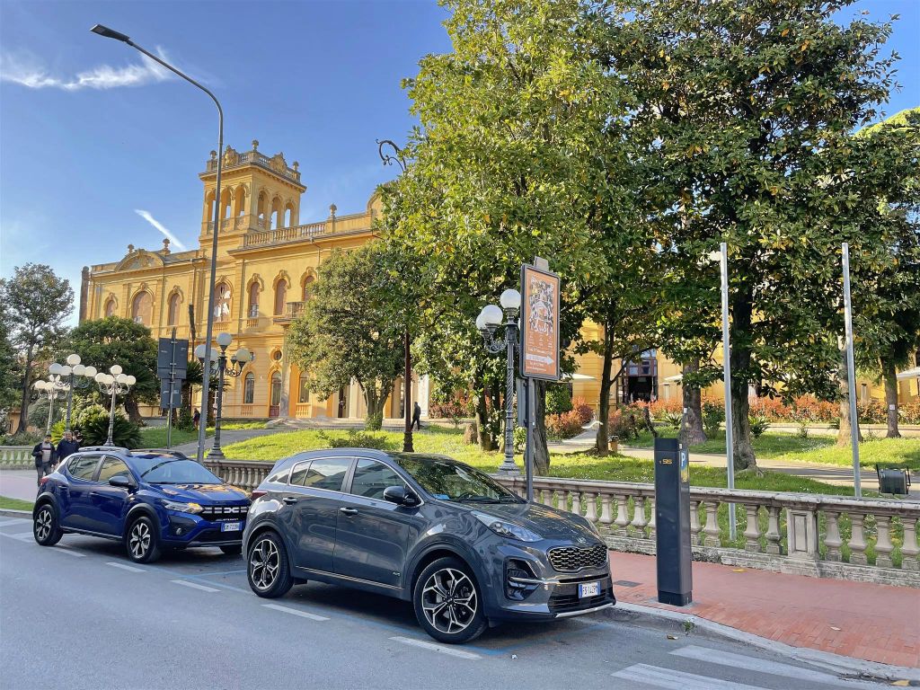 MONTECATINI TERME - een gebouw met oa een medisch centrum en de Principe lounge bar