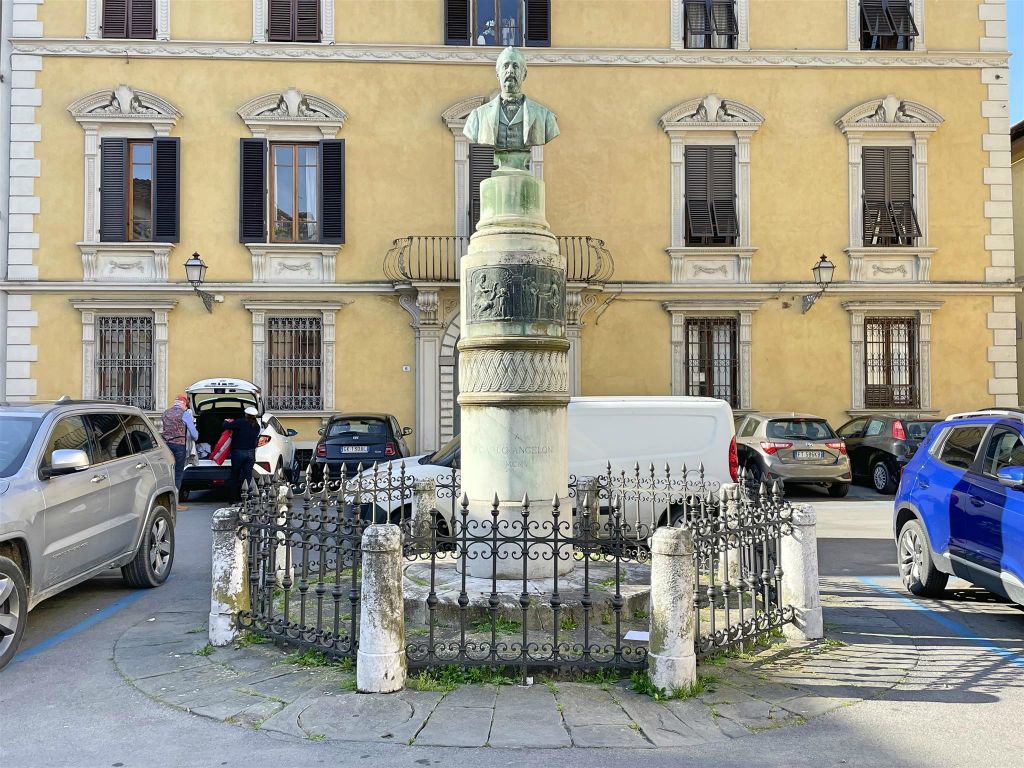 LUCCA - het Carlo Angeloni monument