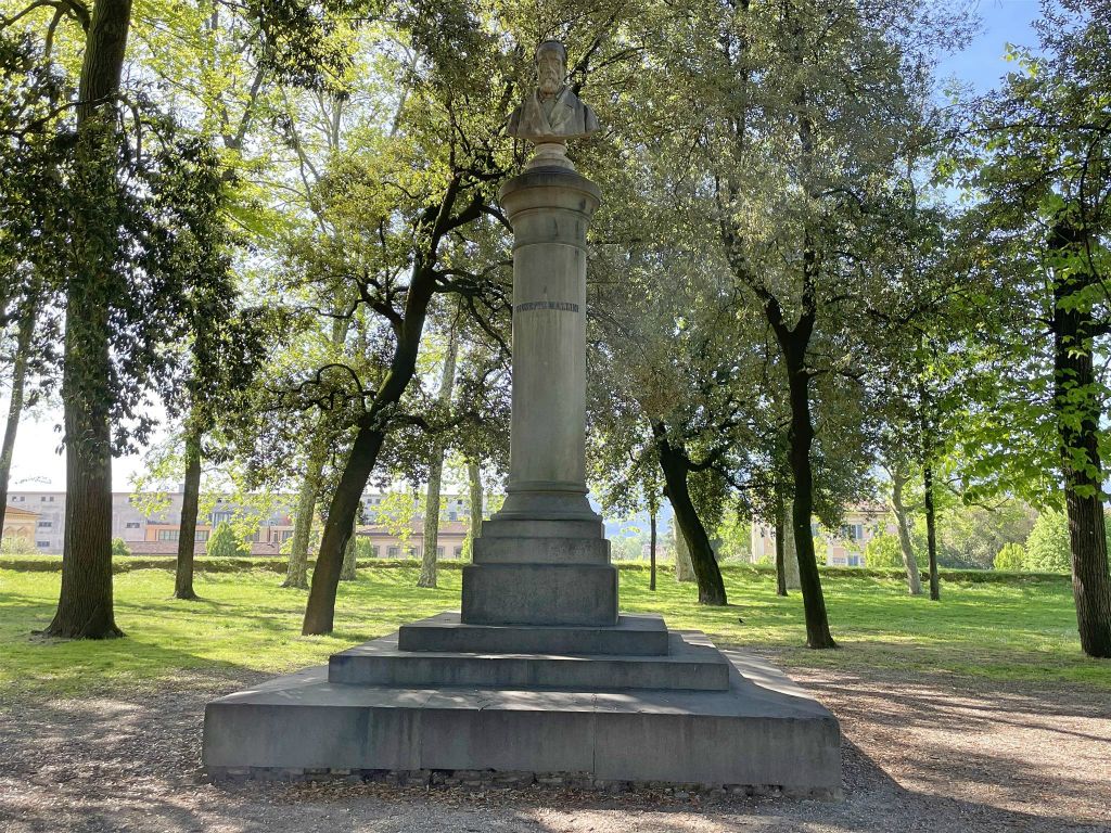 LUCCA - het Giuseppe Mazzini monument