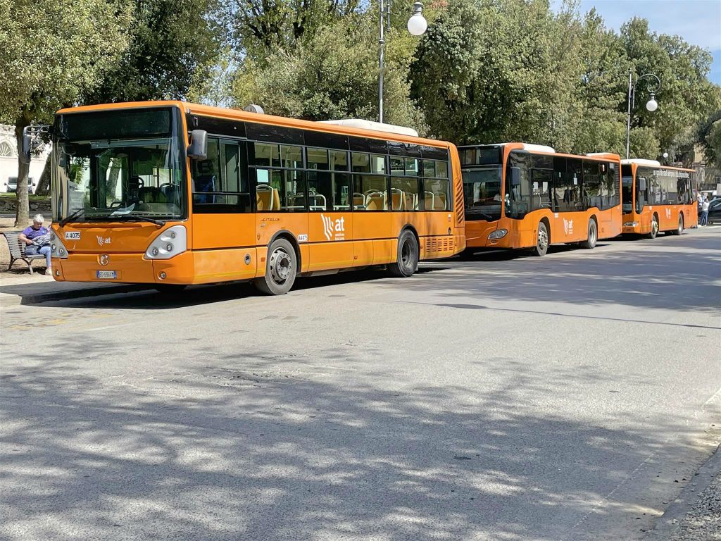 LUCCA - enkele stadsbussen