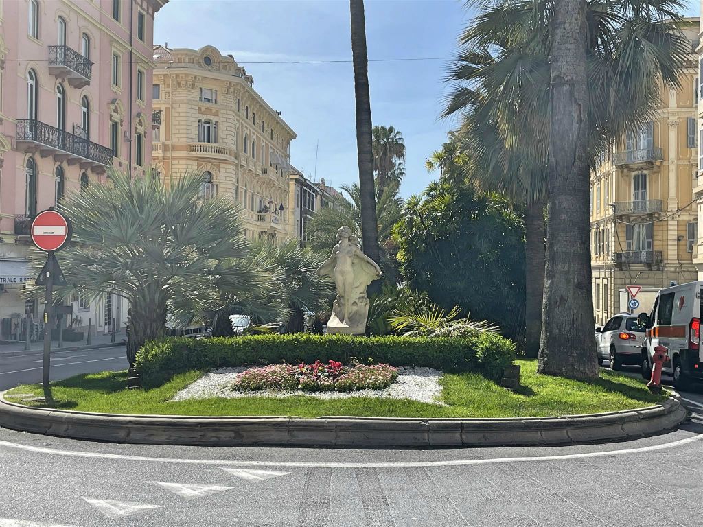 SAN REMO - een standbeeld van de Primavera