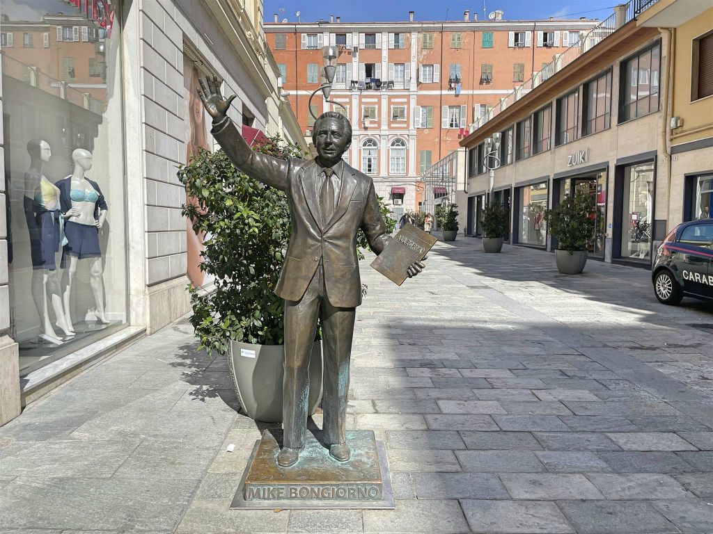 SAN REMO - een standbeeld van de Italiaans-Amerikaanse tv-presentator Mike Bongiorno (1946-2009)