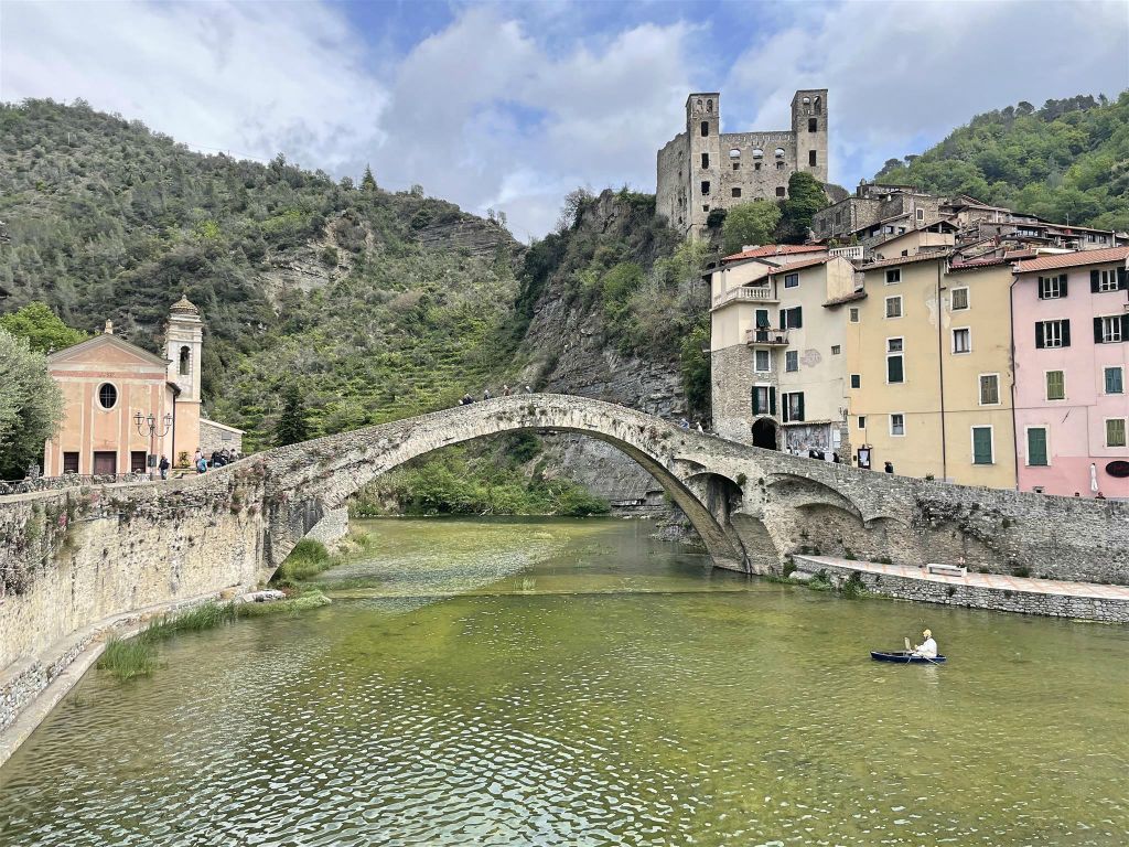 DOLCEACQUA - de kerk van San Filippo, de Ponte Vecchio en het kasteel