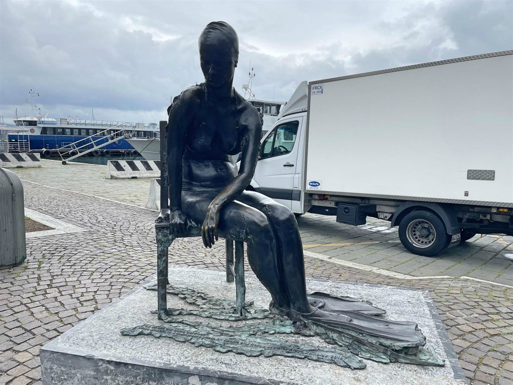 LA SPEZIA - het zeemeermin van de golf monument