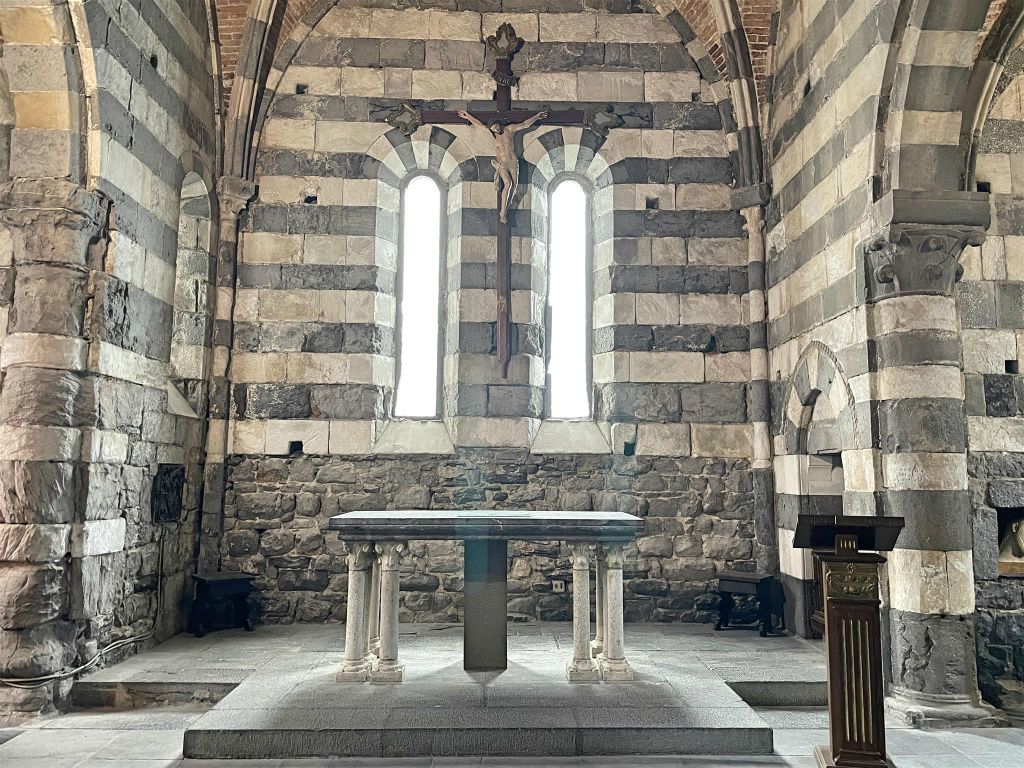 PORTOVENERE - een altaar in de kerk van St. Peter