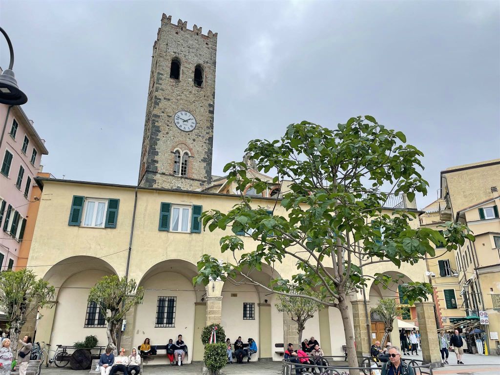 MONTEROSSO AL MARE - een klokkentoren